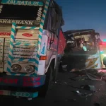 Balodabazar Bus Accident: बलौदाबाजार जिले में बिलासपुर-रायपुर नेशनल हाईवे पर सोमवार सुबह दर्दनाक सड़क हादसा हो गया। ग्राम दरचुरा के पास अंबिकापुर से रायपुर आ रही रॉयल कंपनी की यात्री बस सड़क किनारे खड़े ट्रक से पीछे से टकरा गई। हादसे में बस चालक, हेल्पर और एक यात्री समेत तीन लोगों की मौत हो गई, जबकि कई यात्री घायल हो गए। गंभीर रूप से घायल लोगों को इलाज के लिए रायपुर रेफर किया गया है।