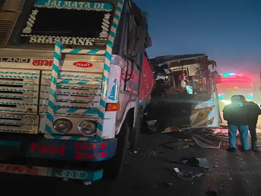 Balodabazar Bus Accident: बलौदाबाजार जिले में बिलासपुर-रायपुर नेशनल हाईवे पर सोमवार सुबह दर्दनाक सड़क हादसा हो गया। ग्राम दरचुरा के पास अंबिकापुर से रायपुर आ रही रॉयल कंपनी की यात्री बस सड़क किनारे खड़े ट्रक से पीछे से टकरा गई। हादसे में बस चालक, हेल्पर और एक यात्री समेत तीन लोगों की मौत हो गई, जबकि कई यात्री घायल हो गए। गंभीर रूप से घायल लोगों को इलाज के लिए रायपुर रेफर किया गया है।